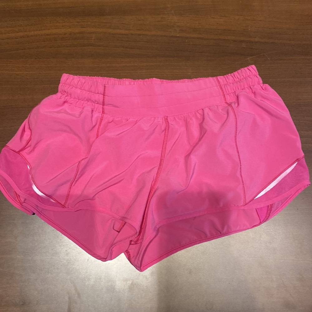 Lululemon shorts hotty hot in sonic pink